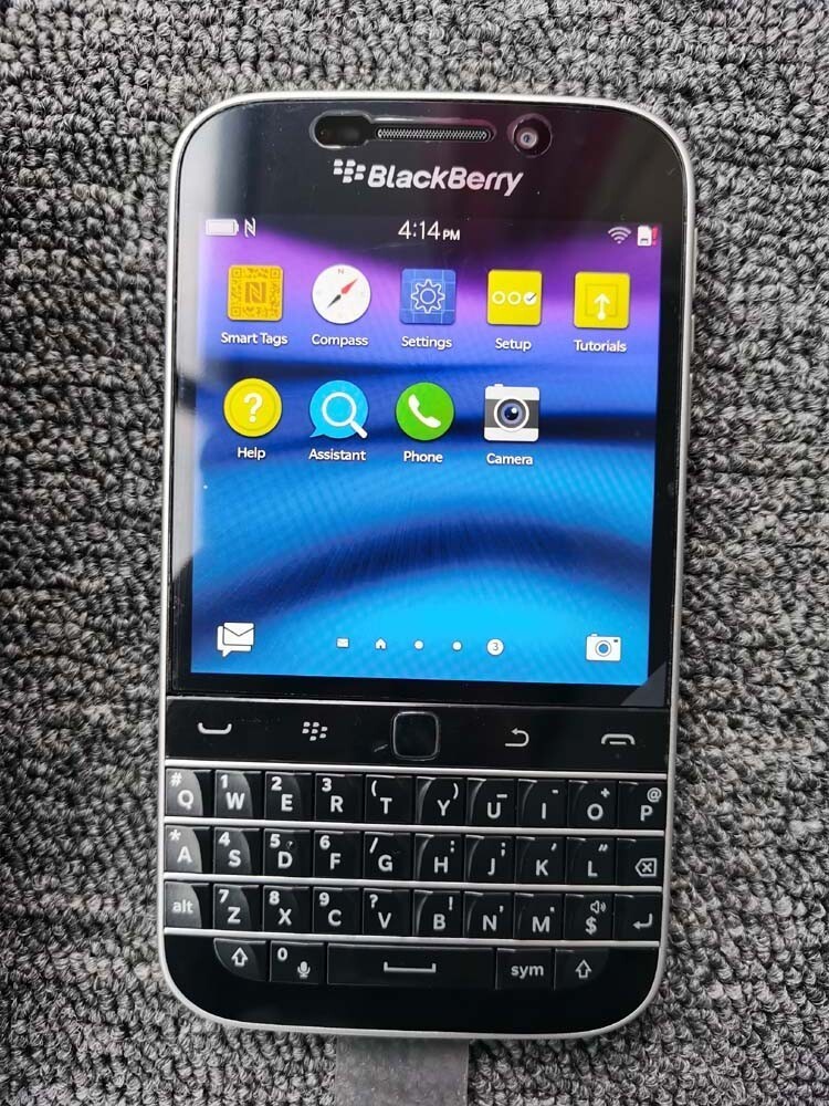 BlackBerry Classic Q20 (SQC100-2) Smart phone 16GB Unlocked GSM 4G LTE Keyboard