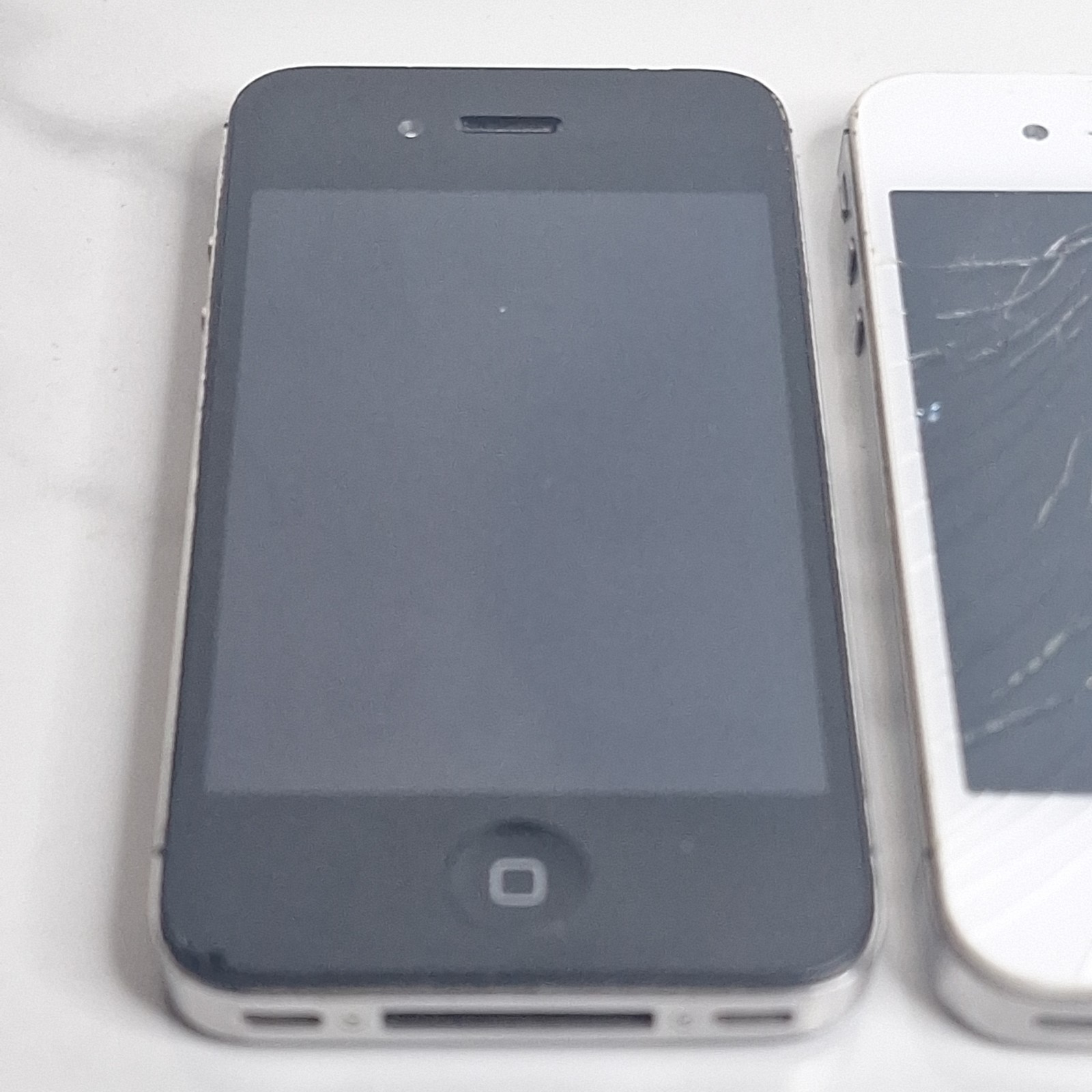 2 Apple IPhone 4 White A1349 3.5in IOS WiFi 3G 4G Powers On FOR PARTS OR REPAIR