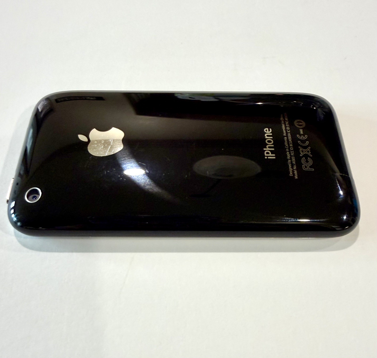 Apple iPhone 3GS A1303 Black Bar Smartphone 2MP Camera Wi-Fi iOS Mobile Phone