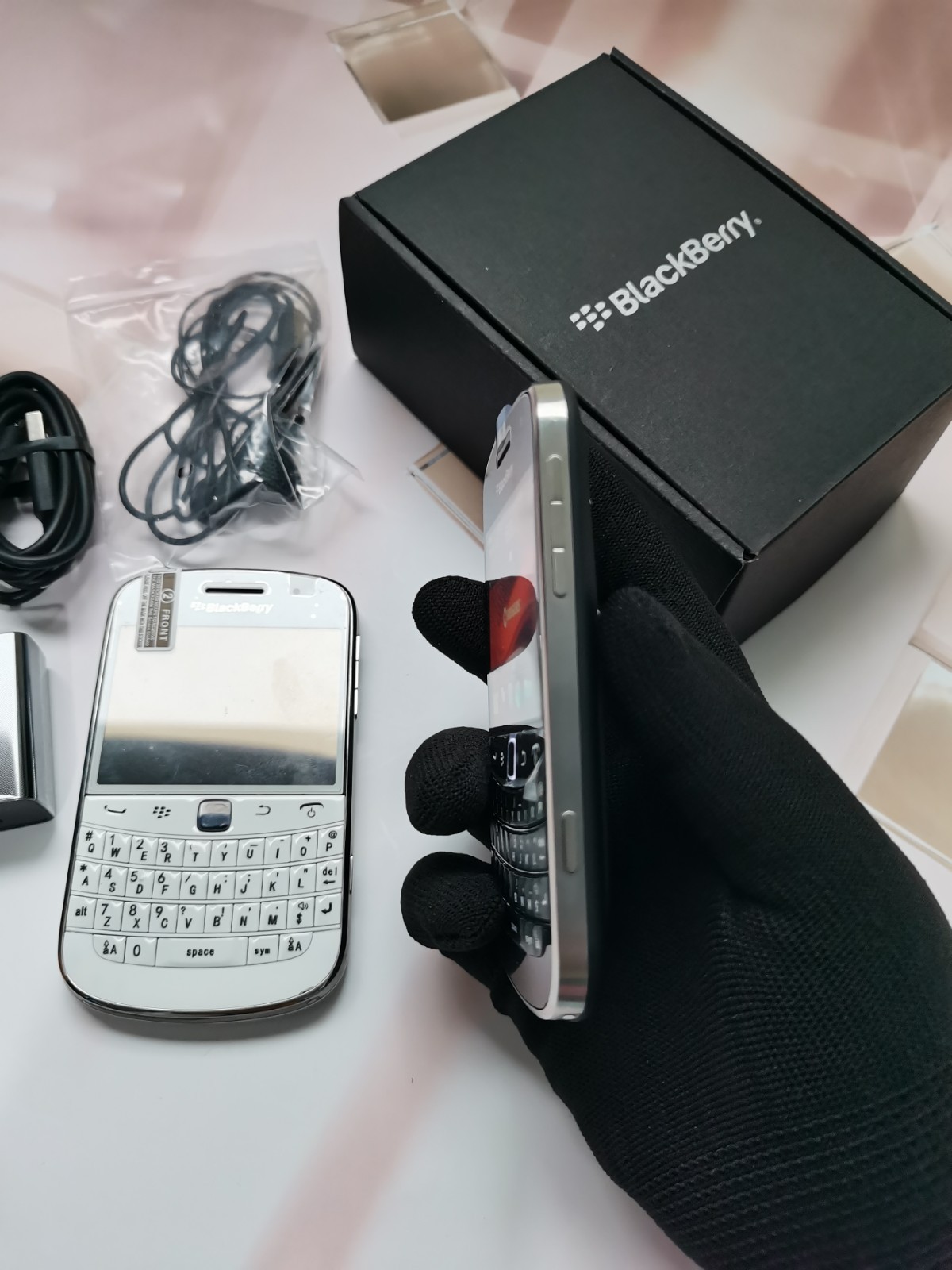 BlackBerry Bold 9900 – 8GB – Black/ White(Unlocked) Keyboard Smartphone
