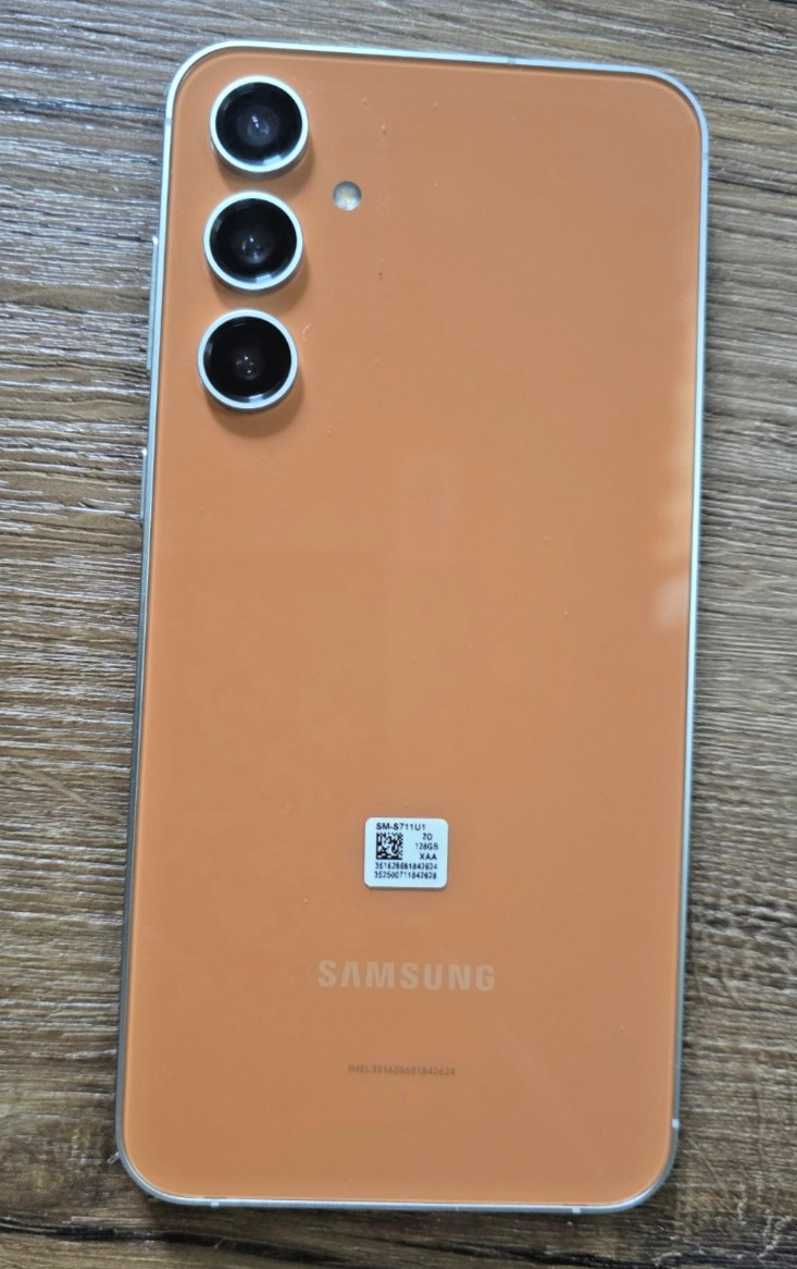 Samsung Galaxy S23 FE 5G – Unlocked – 128MB – Orange – Accessories Inlcuded