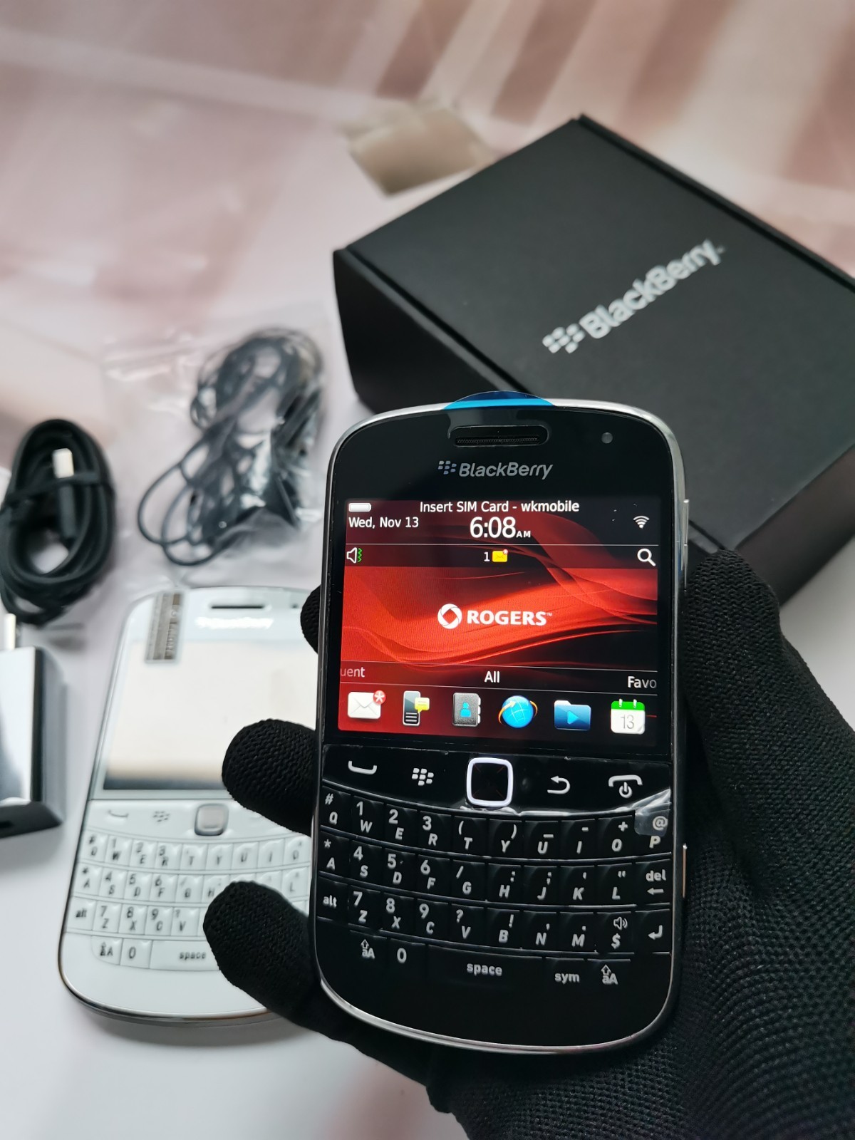BlackBerry Bold 9900 – 8GB – Black/ White(Unlocked) Keyboard Smartphone