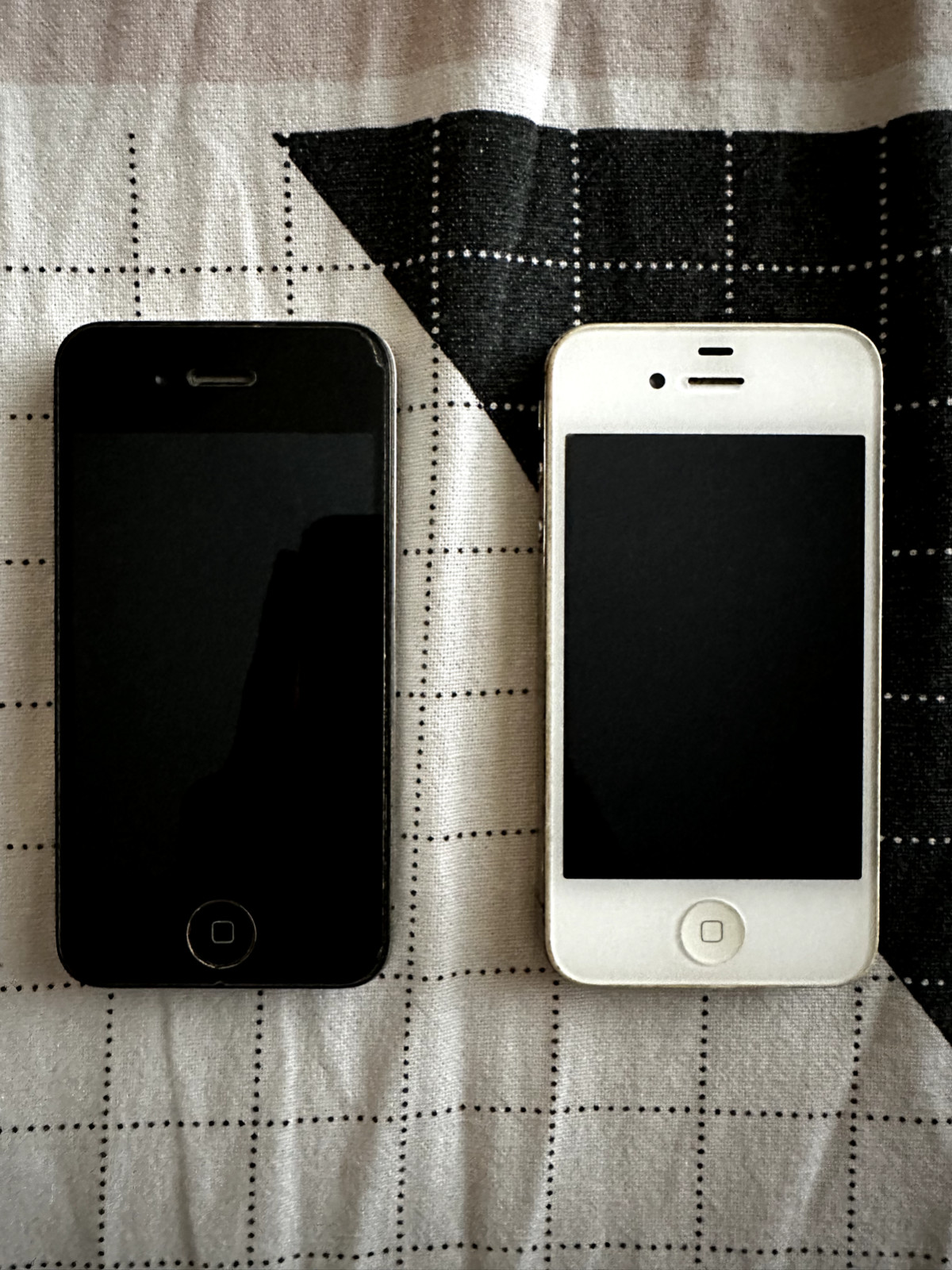 Apple iPhone 4s – 16GB – White (Unlocked) A1387 (CDMA + GSM)