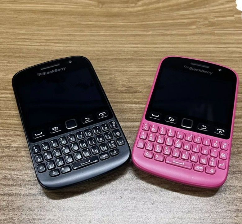 BlackBerry 9720 Unlocked Cellphone 3G WIFI 5MP Camera FM Radio GPS Black / Pink