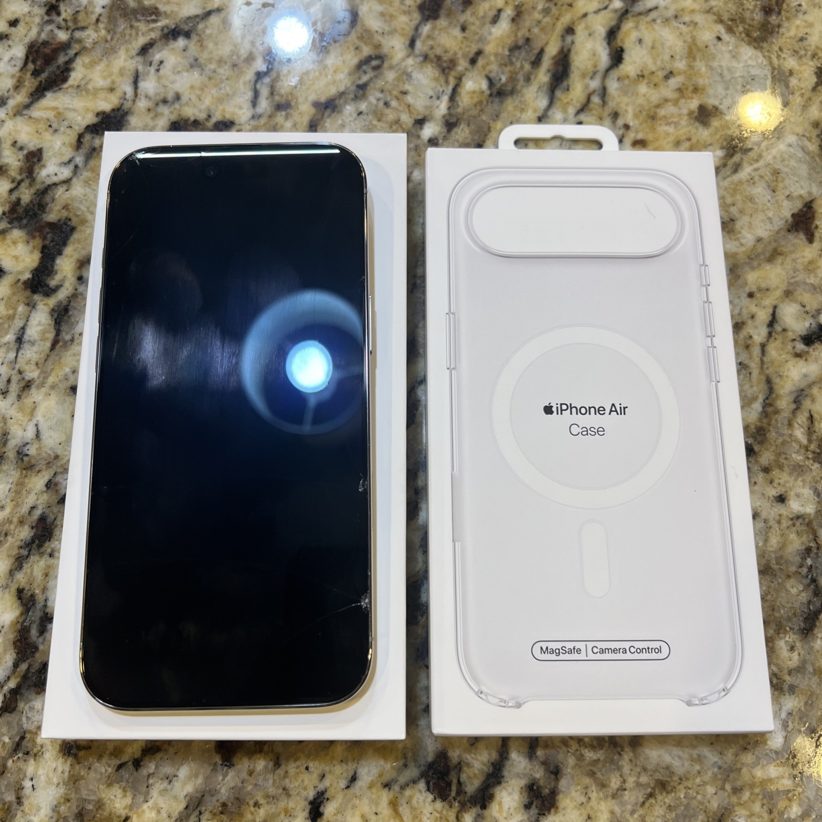 Apple iPhone Air – 256 GB – Cloud White (Unlocked) (Cracked Display)