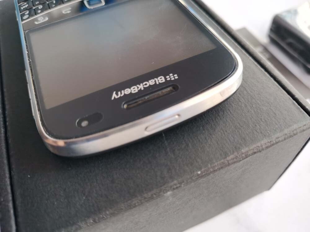 BLACKBERRY 9930 BOLD 8GB Phone Unlocked Black phone