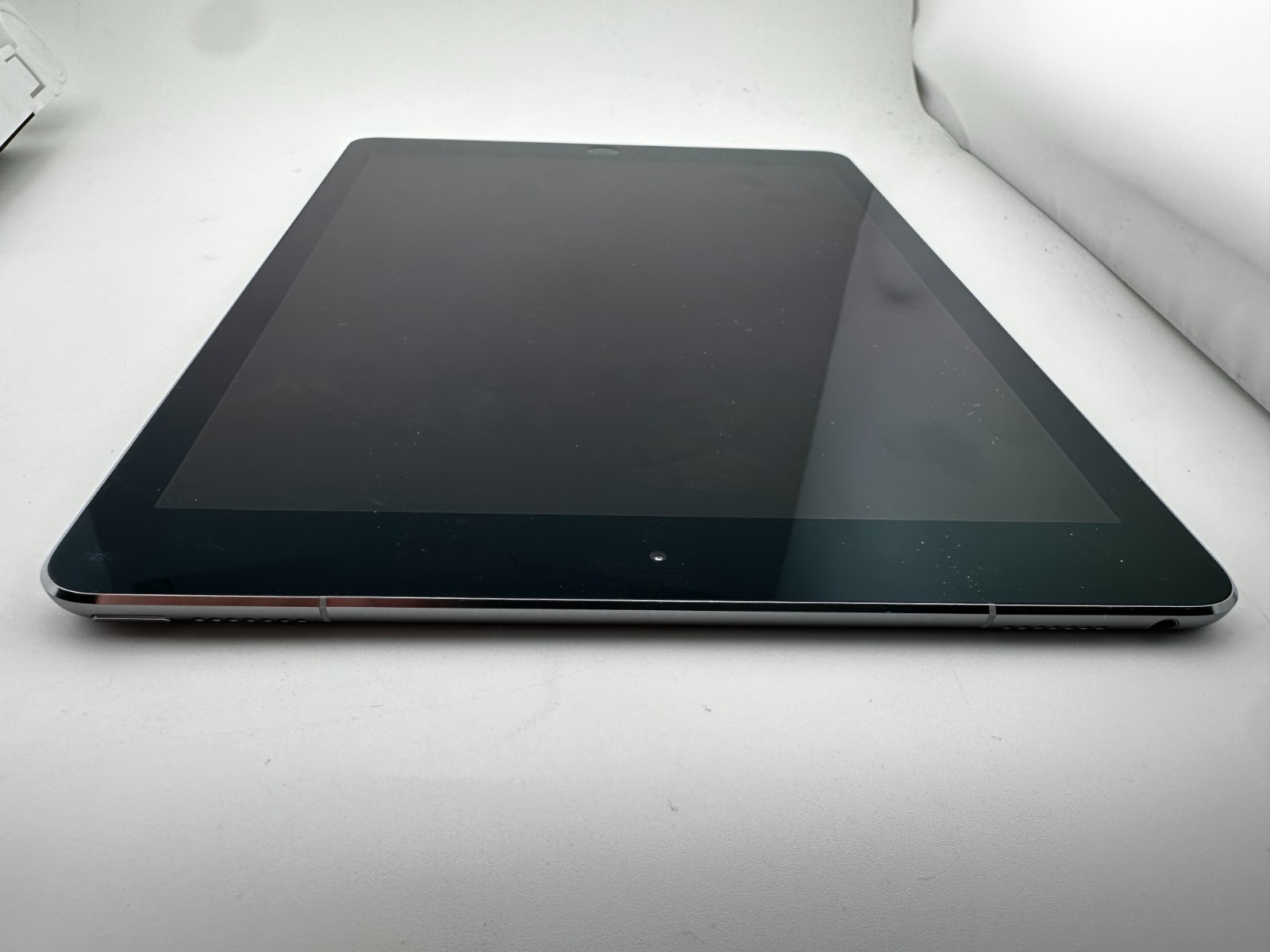 Apple iPad Pro 9.7″ A1674 128 GB Wi-Fi + Cellular Unlocked