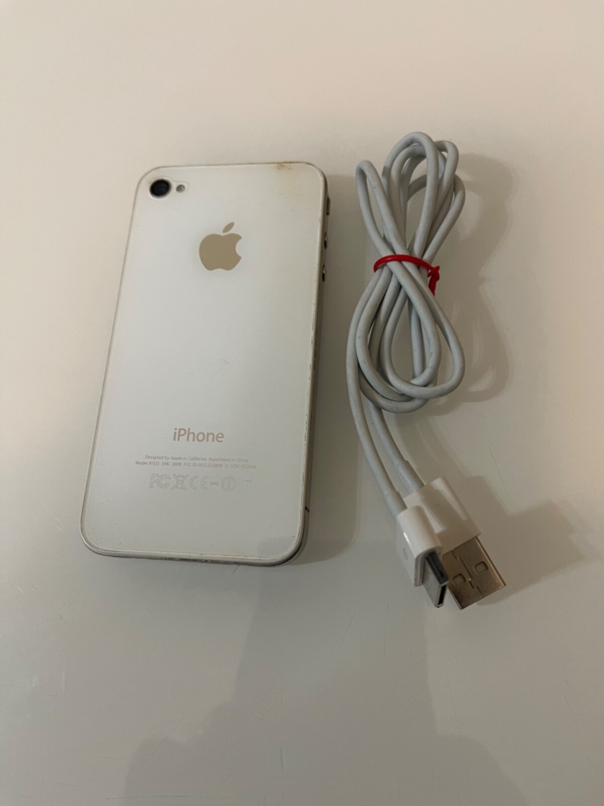 Apple iPhone 4 – 16GB – White (Unlocked) A1349 (CDMA)