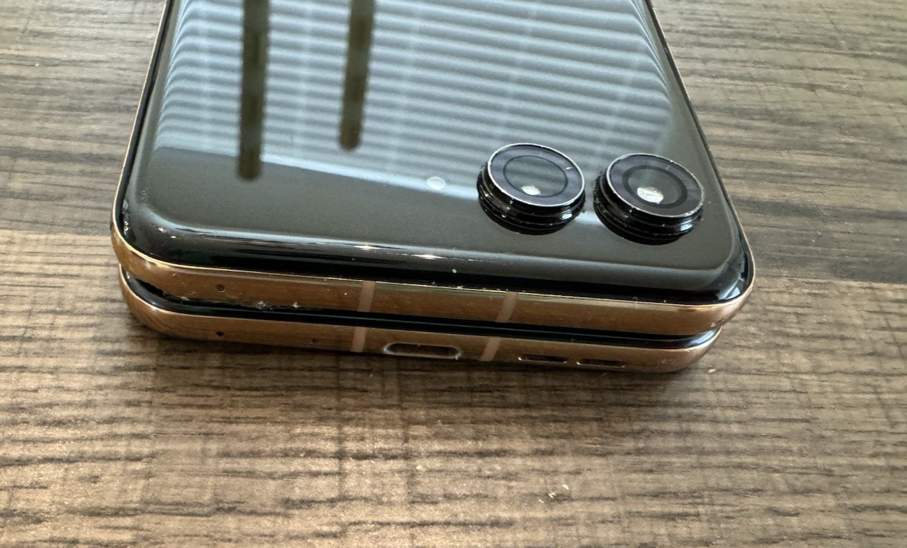 Motorola RAZR Plus 5G (2025) XT2557-3 256GB Gold (AT&T) Unlocked Good