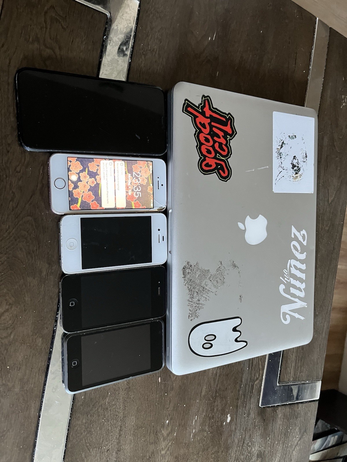 Apple Lot MacBook Pro I Phone SE iPod Touch I Phone 8 I Phone 4