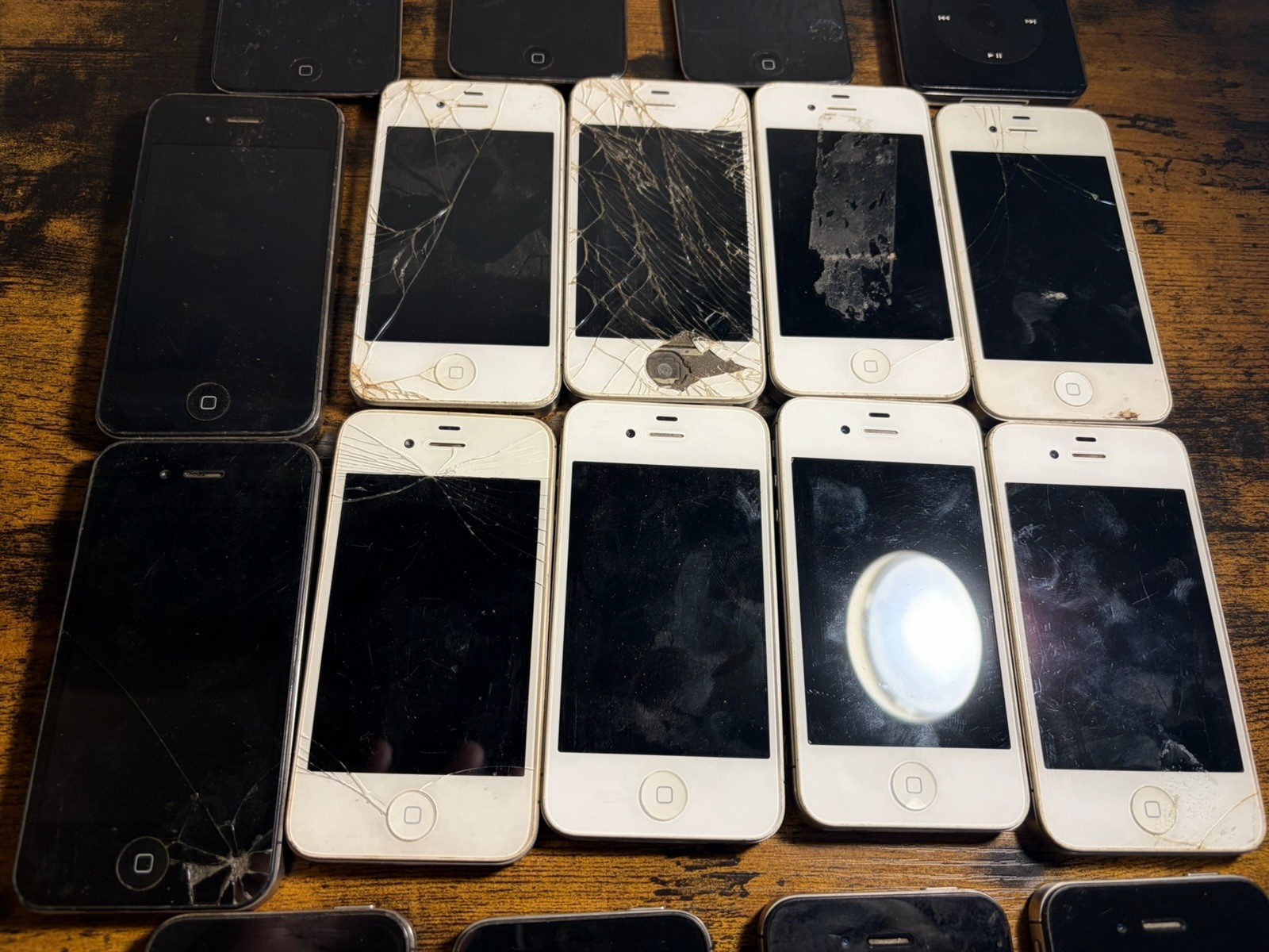 Lot Of (18) Untested Apple iPhones/Ipods Please See Description
