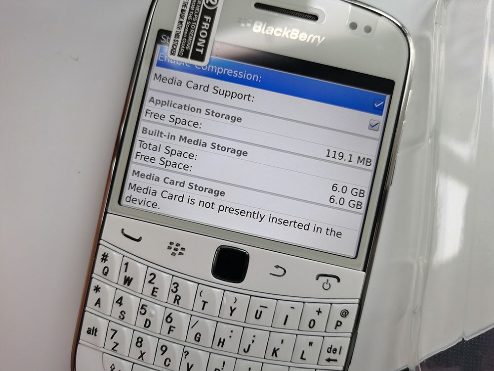Very Good BlackBerry Bold 9900 – 8 GB – Black / White 3G (Unlocked) microSDHC