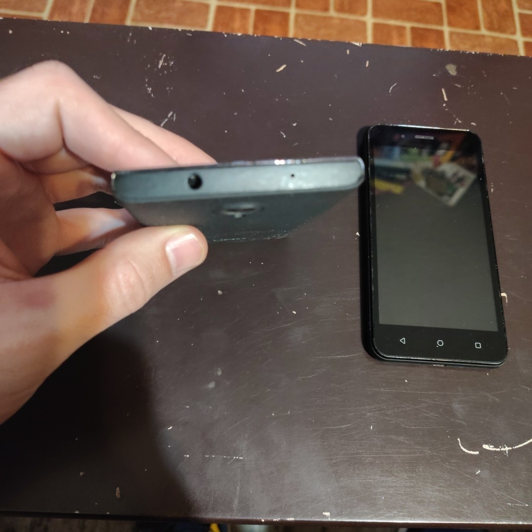 2 Unimax UMX Phones One Model U683CL, One Model U693CL For Parts/Repair *READ*