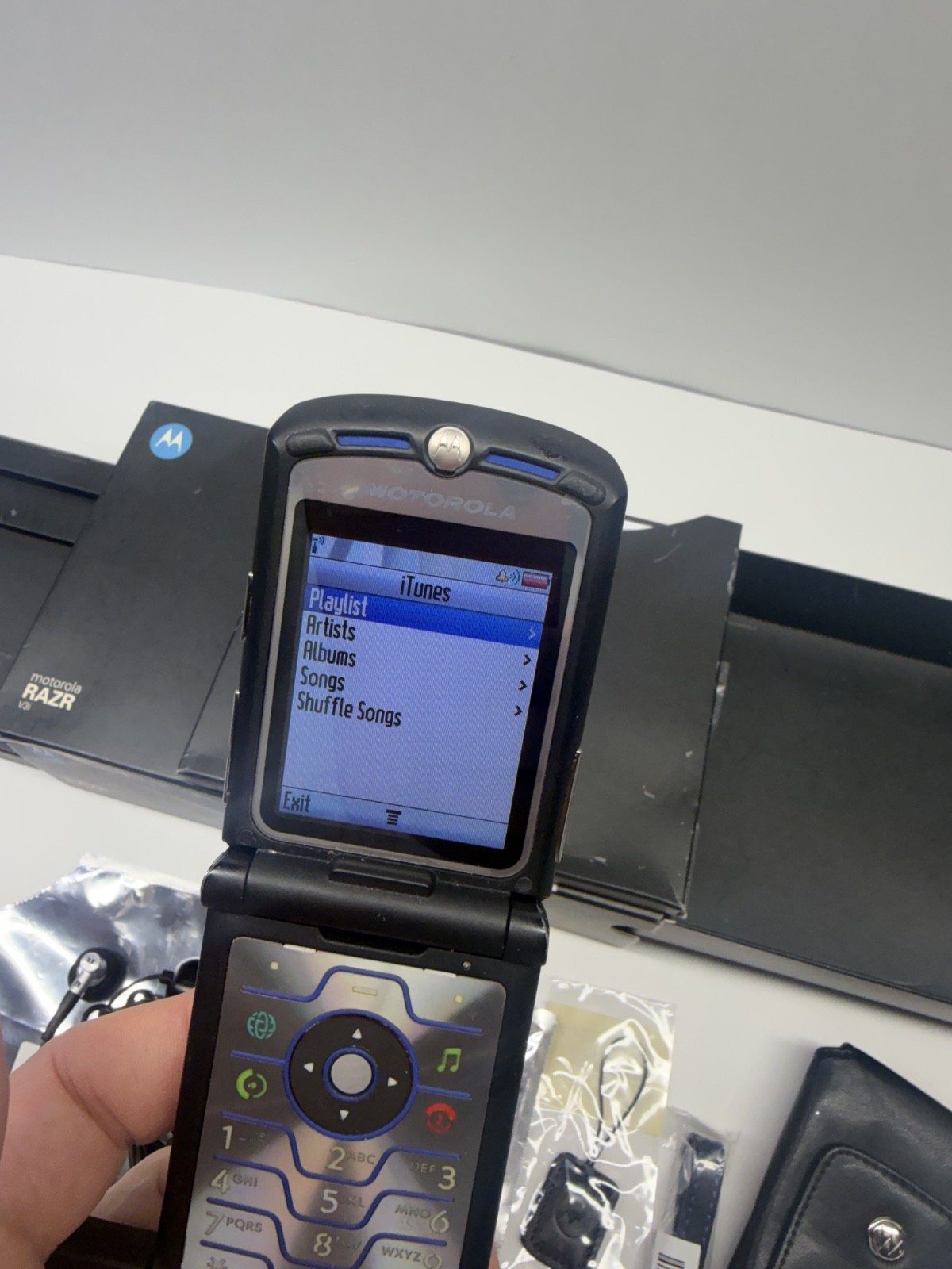 Motorola RAZR V3i iTunes 512MB Gray Flip Phone Box included