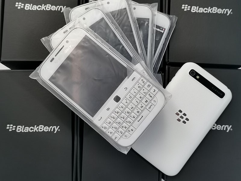 BlackBerry Classic Q20 SQC100-2 – 16GB – (Unlocked) – For collectors