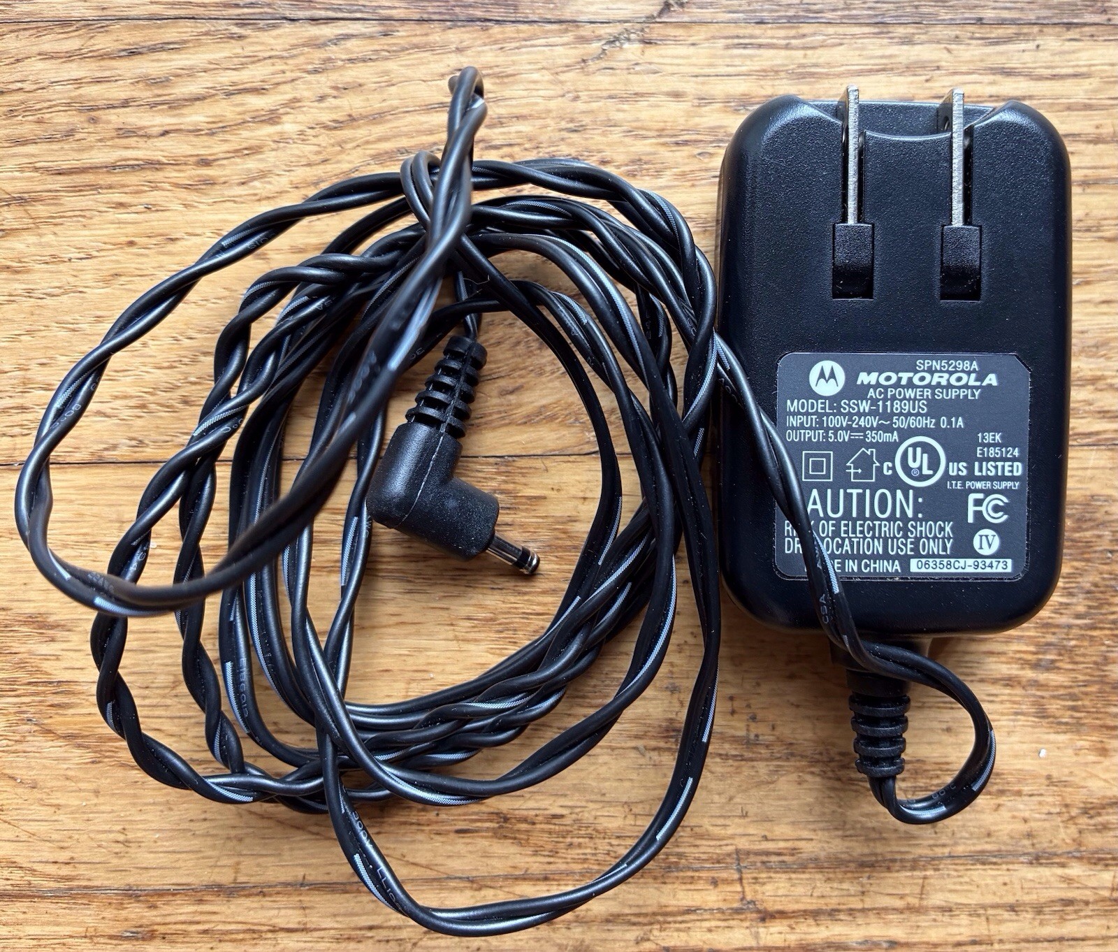 Motorola C139 Cell Phone w/ Two Chargers for Parts/Repair NOT WORKING AS-IS ONLY