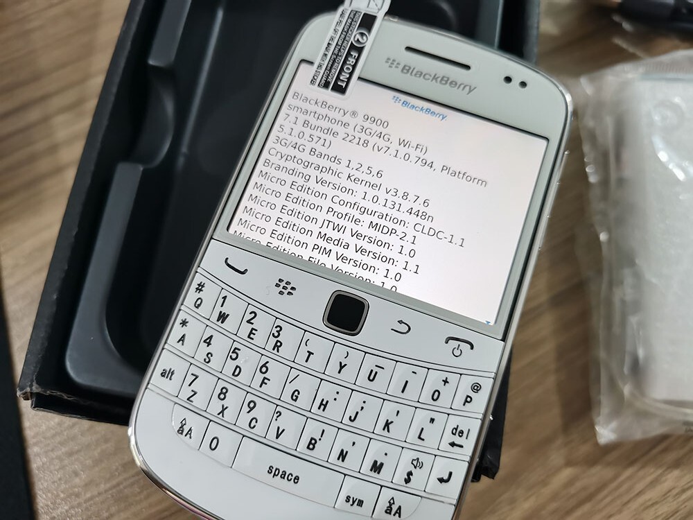 BLACKBERRY 9900 BOLD – 8 GB – Black / White 3G (Unlocked) Free Shipping z9