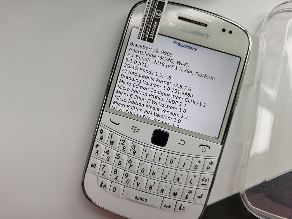 Very Good BlackBerry Bold 9900 – 8 GB – Black / White 3G (Unlocked) microSDHC