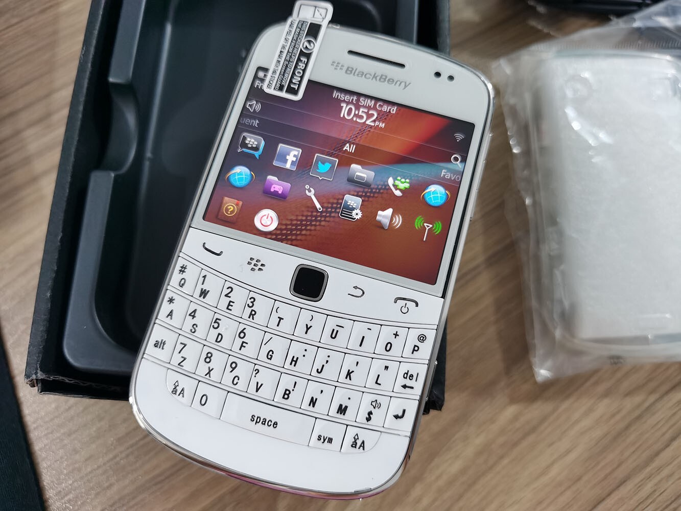 BLACKBERRY 9900 BOLD – 8 GB – Black / White 3G (Unlocked) Free Shipping