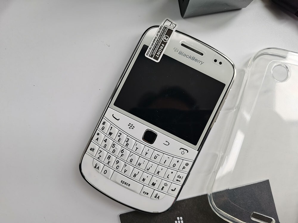 Very Good BlackBerry Bold 9900 – 8 GB – Black / White 3G (Unlocked) microSDHC