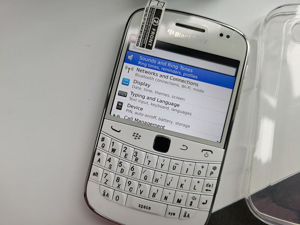 Very Good BlackBerry Bold 9900 – 8 GB – Black / White 3G (Unlocked) microSDHC
