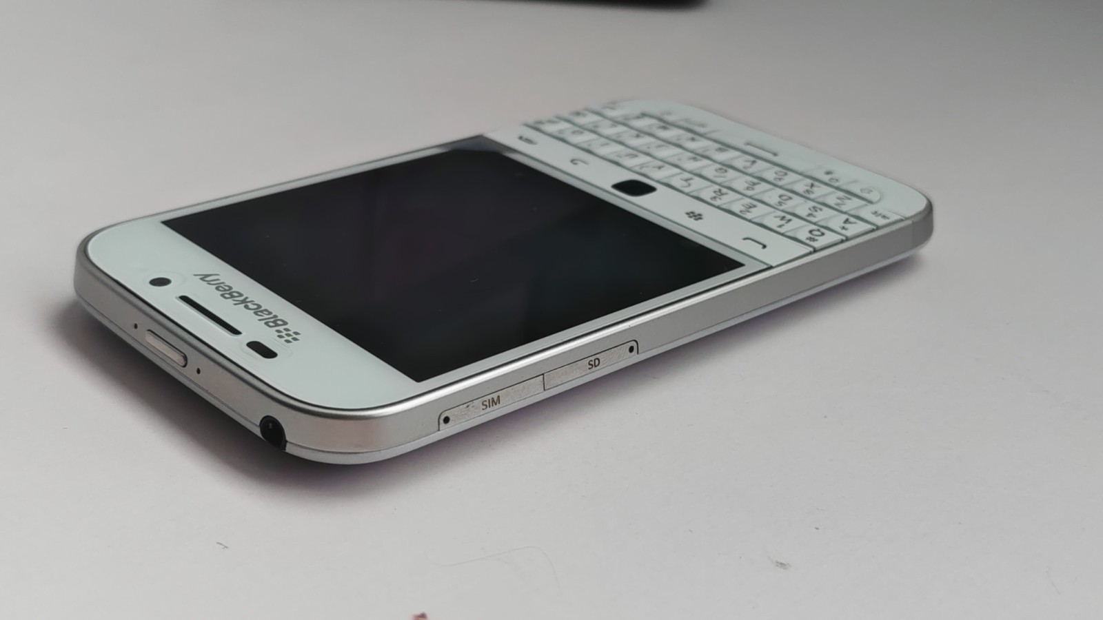 BlackBerry Classic Q20 16GB UNLOCKED Keyboard Smartphone Random Color