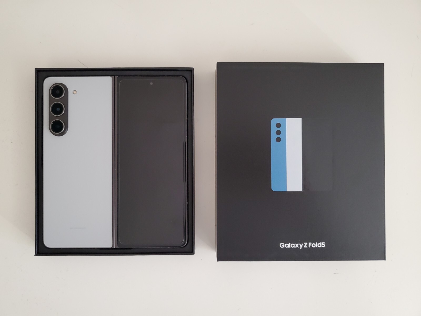 Samsung Galaxy Z Fold5 – 256 GB – Gray (Unlocked) (Dual SIM (SIM + eSIM))