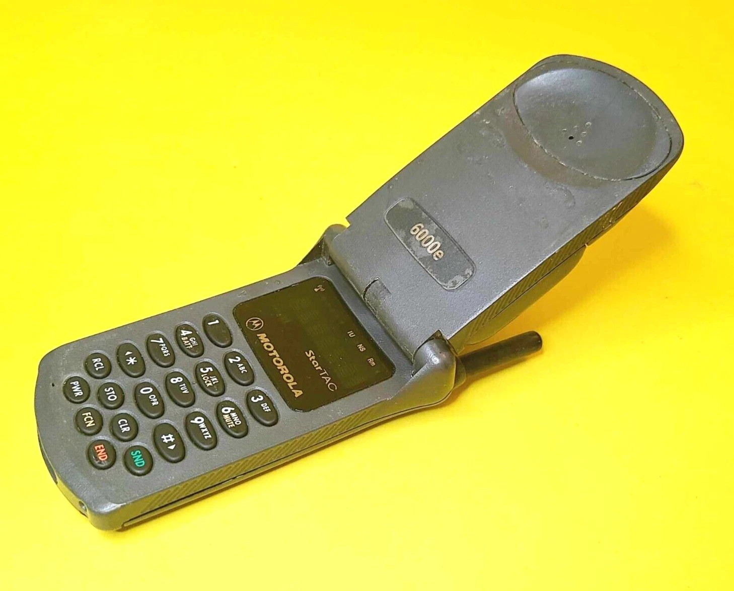 MOTOROLA 6000E STARTAC VINTAGE FLIP FLOP CELL PHONE CELLULAR TELEPHONE COMPACT
