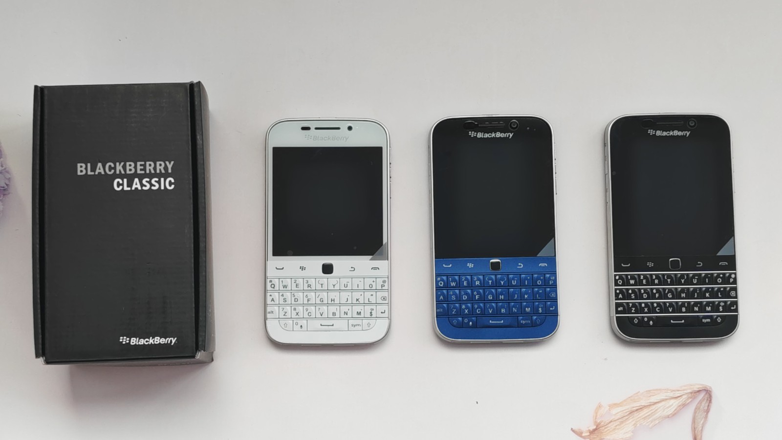 BlackBerry Classic Q20 16GB UNLOCKED Keyboard Smartphone Random Color