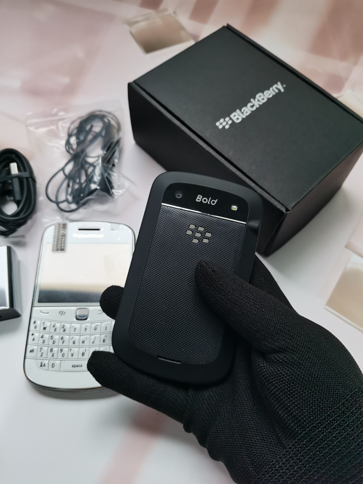 BlackBerry Bold 9900 – 8GB – Black/ White(Unlocked) Keyboard Smartphone