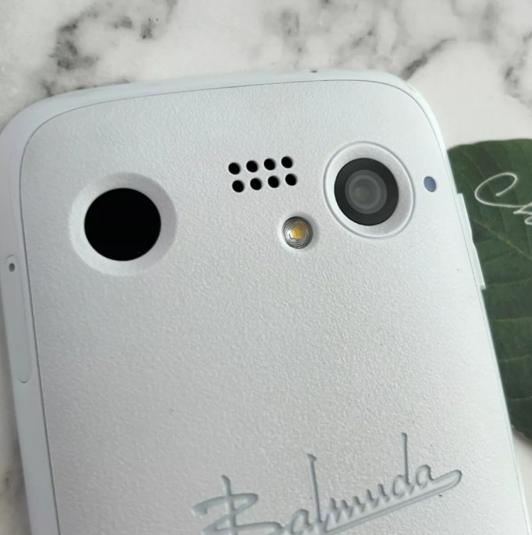 BALMUDA Phone 128GB 6GB RAM Compact Smartphone Factory Unlocked 4.9″ 48.0MP