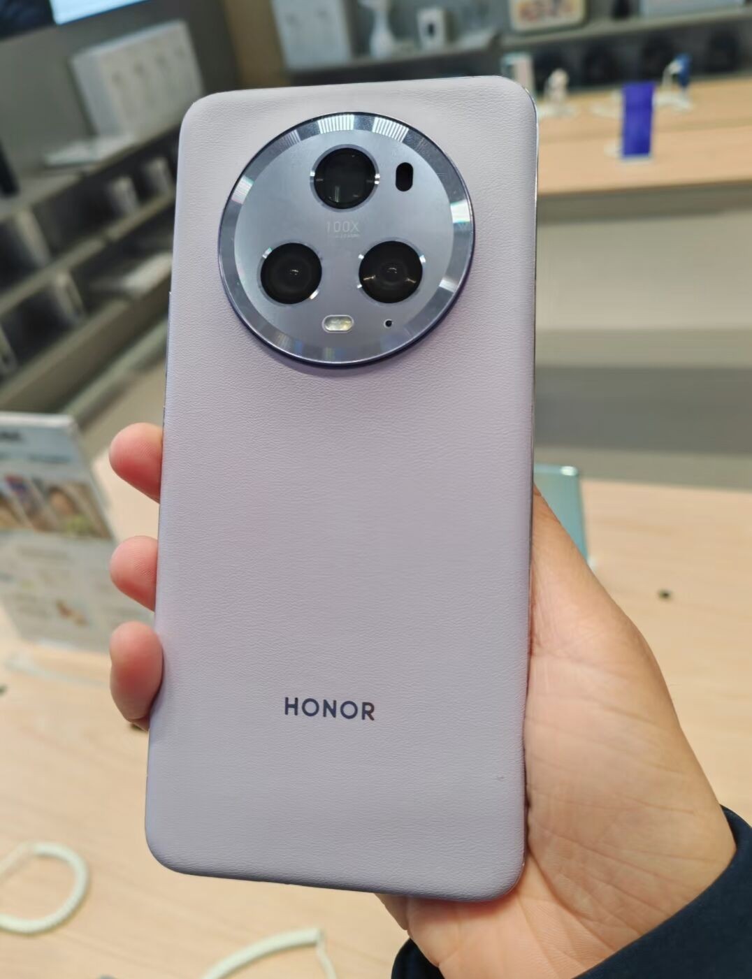 Honor Magic5 5G 6.73″ 54MP Android 13 Snapdragon 8 Gen 2 5100mAh Unlocked