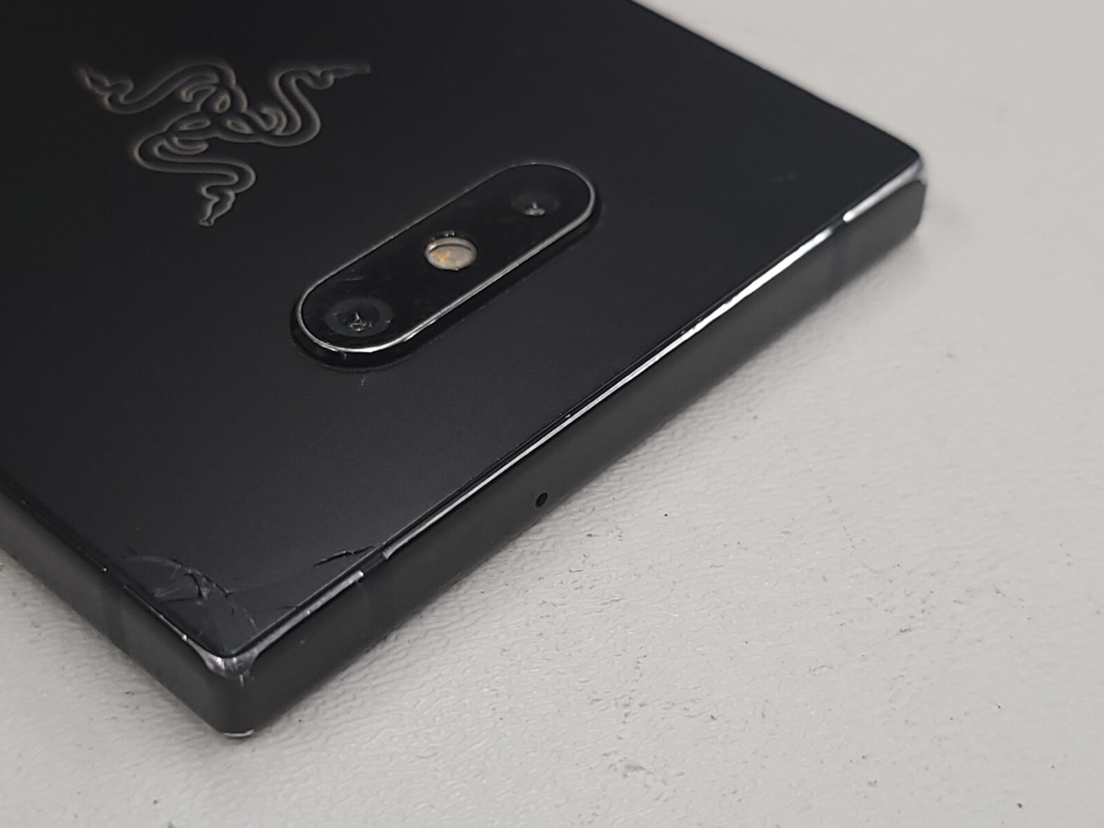 Razer Phone 2 (RZ35-0259) 64GB (GSM Unlocked) – *BAD CHARGR PORT* – N395