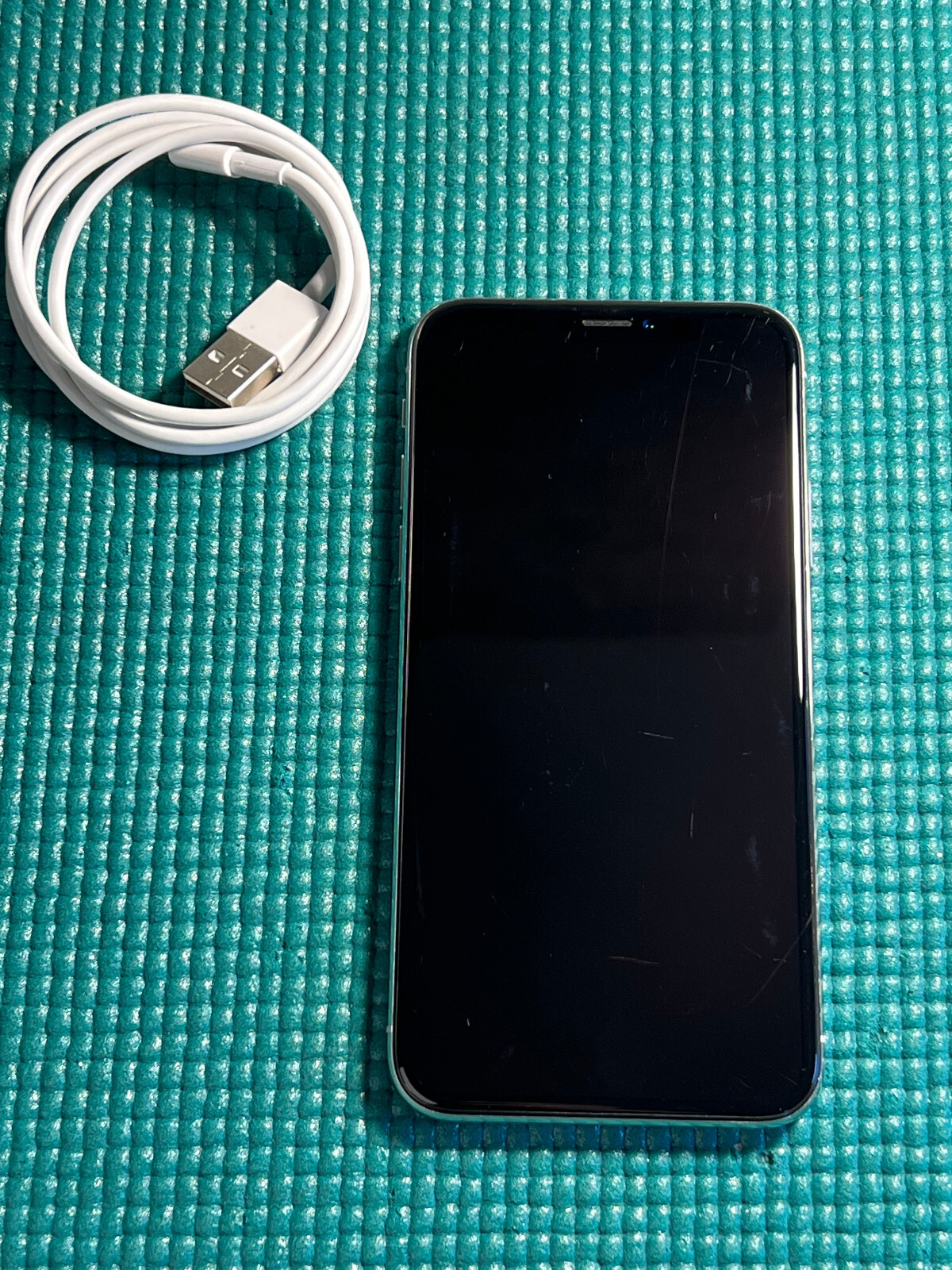 Apple iPhone X – 64GB – Silver (Unlocked) A1865 (CDMA + GSM)