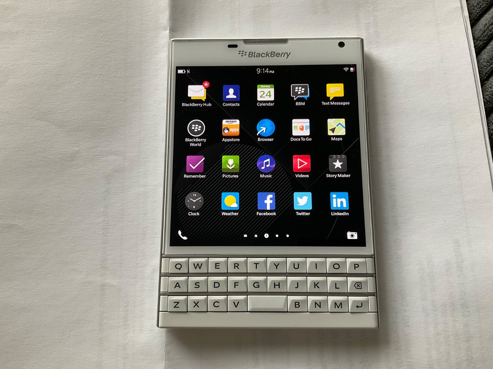 BlackBerry Passport Q30 White 32GB Factory UNLOCKED Keyboard Smartphone