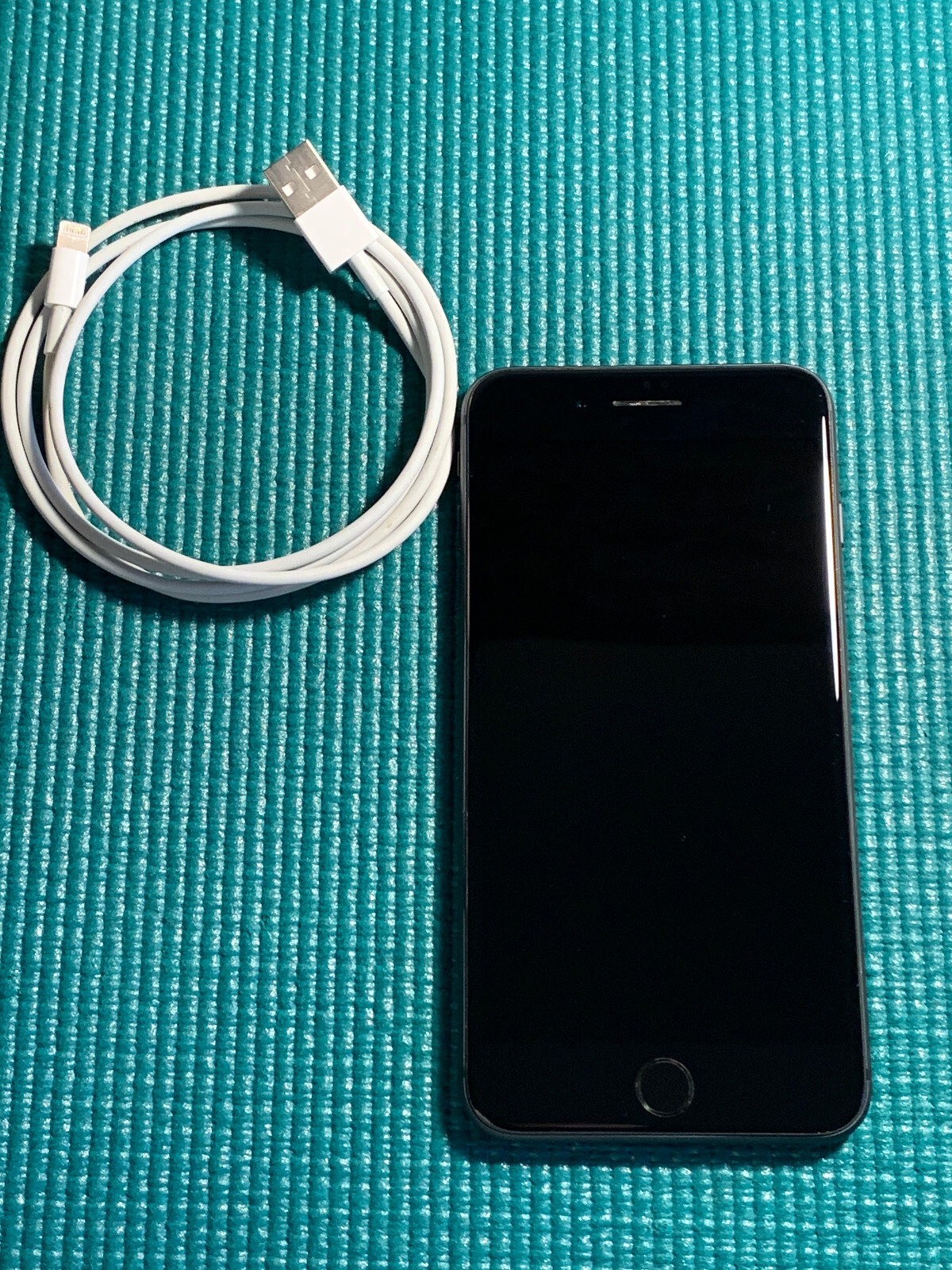 Apple iPhone 8 Plus – 64GB – Space Gray unlocked A1864 (CDMA + GSM)
