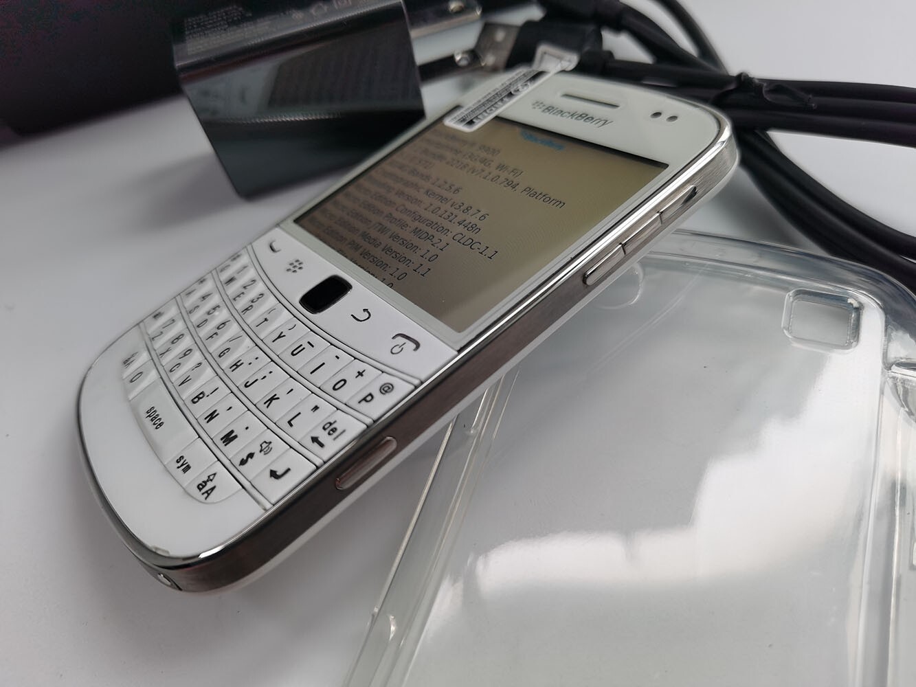 Very Good BlackBerry Bold 9900 – 8 GB – Black / White 3G (Unlocked) microSDHC