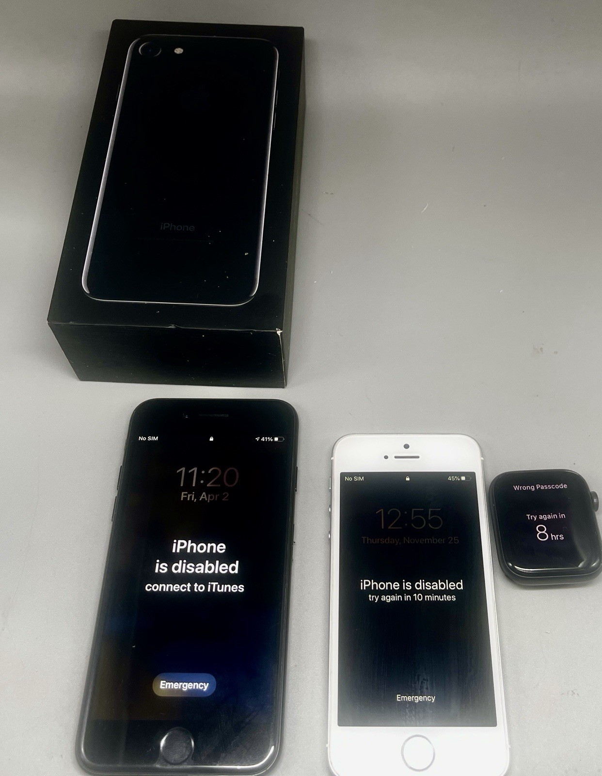 Apple iPhone 7 128GB (A1660) iPhone SE (A1662) iWatch Series 5 44m Nike -Locked