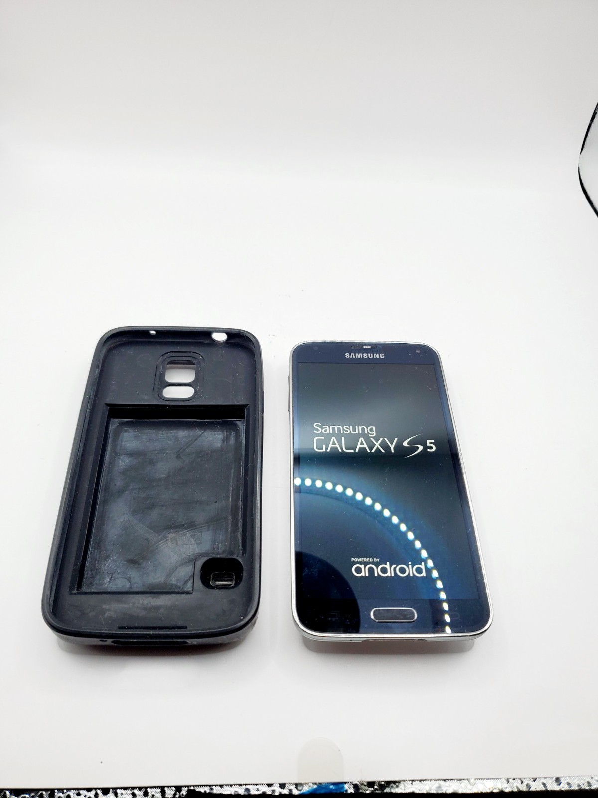 Samsung SM-G900V Galaxy S5 Verizon Phone 16g w/anker battery 79an7923