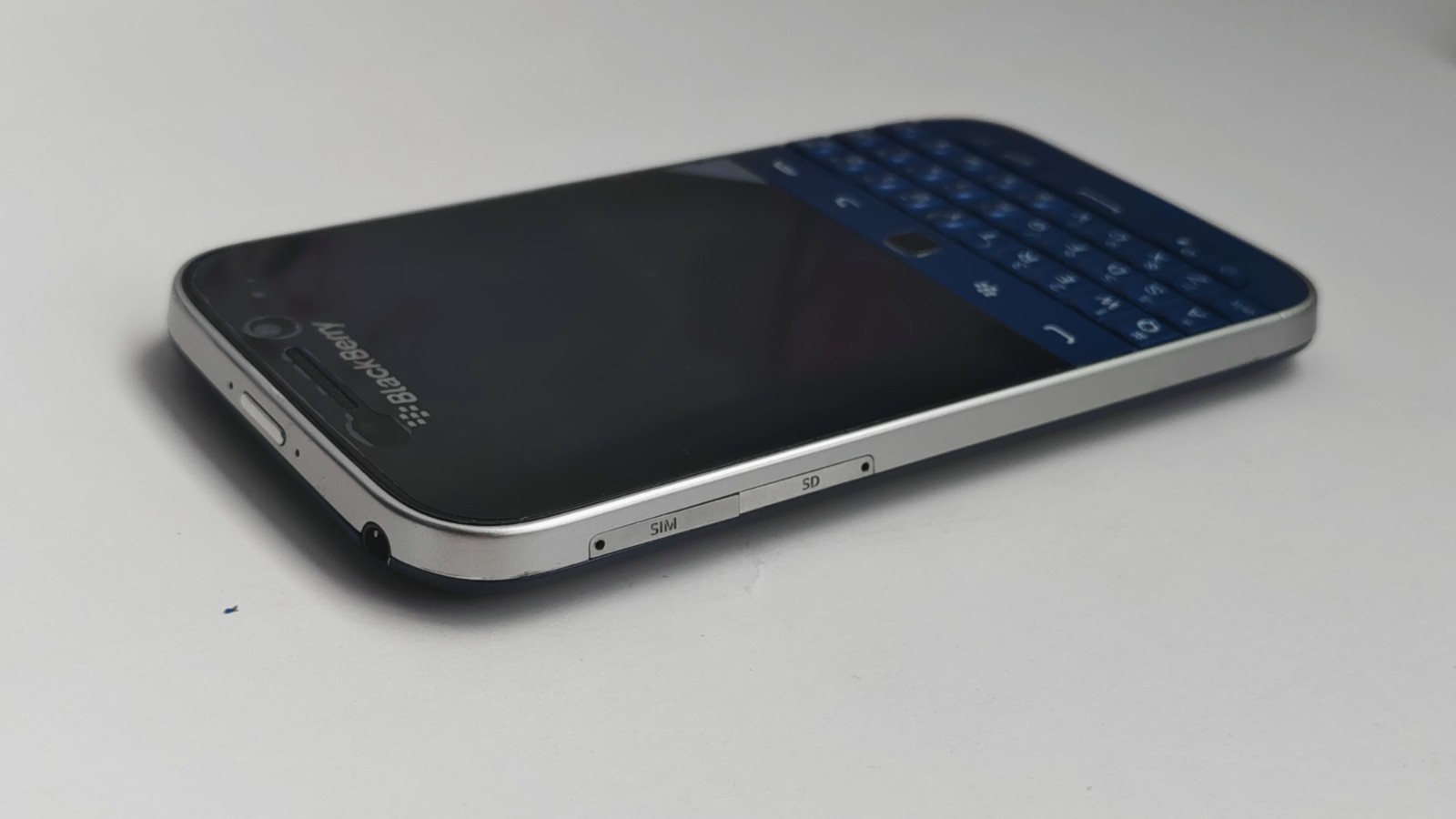 BlackBerry Classic Q20 16GB UNLOCKED Keyboard Smartphone Random Color