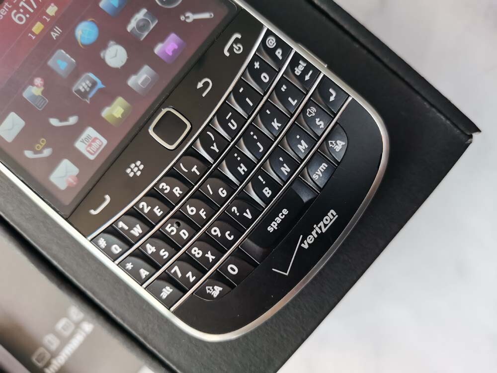BLACKBERRY 9930 BOLD 8GB Phone Unlocked Black phone