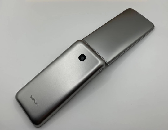 Kyocera DIGNO Keitai 3 902KC Silver dura Unlocked
