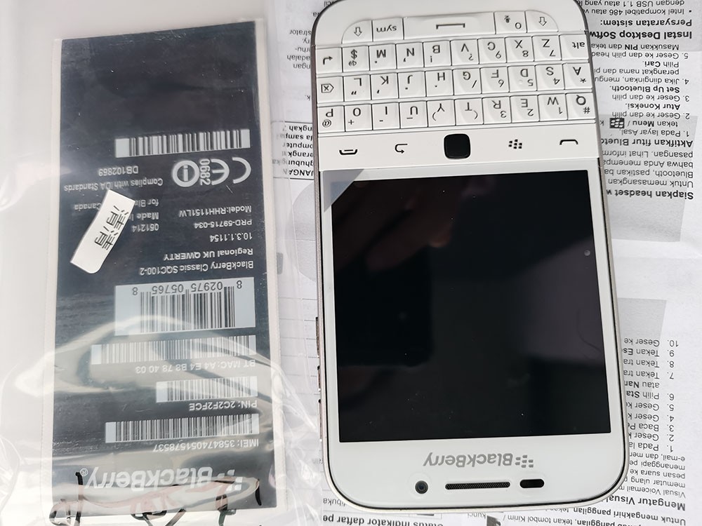 BlackBerry Q10 (UNLOCKED) 16GB Black / White QWERTY Smartphone Good Deal