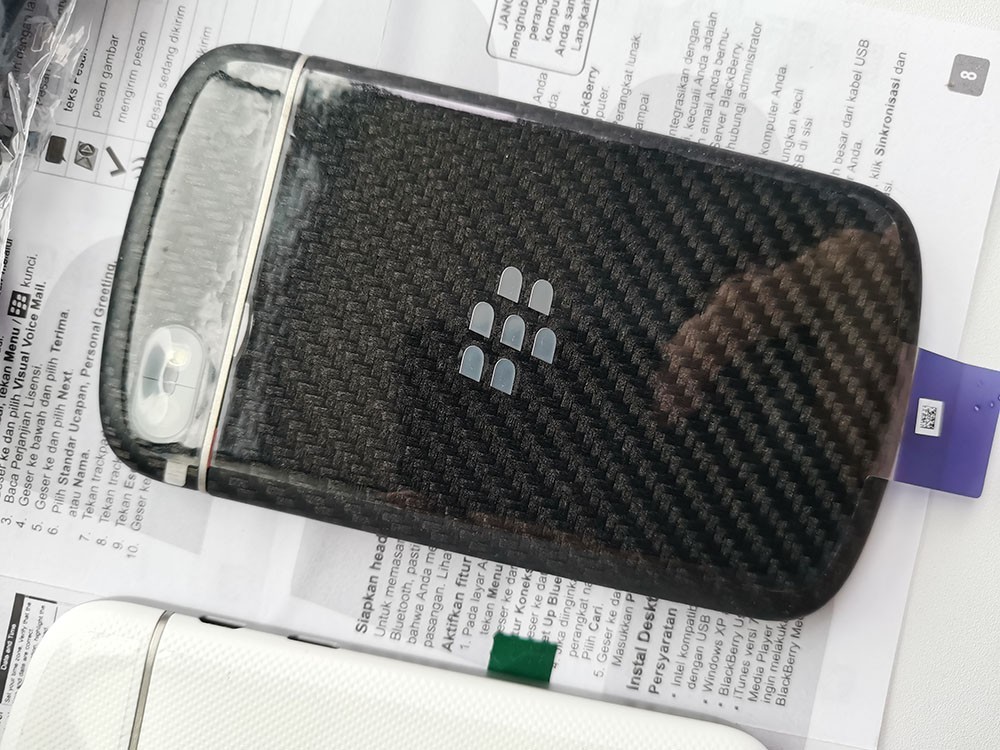 BlackBerry Q10 (UNLOCKED) 16GB Black / White QWERTY Smartphone Good Deal