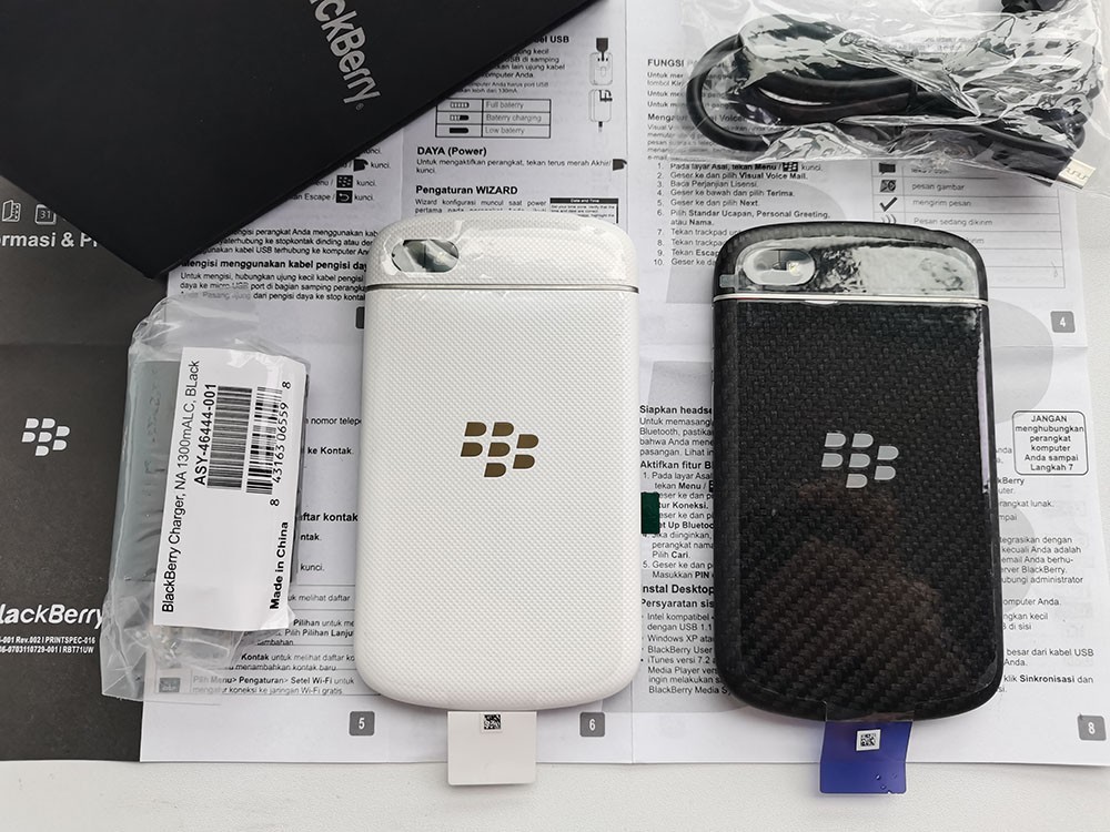 BlackBerry Q10 (UNLOCKED) 16GB Black / White QWERTY Smartphone Good Deal