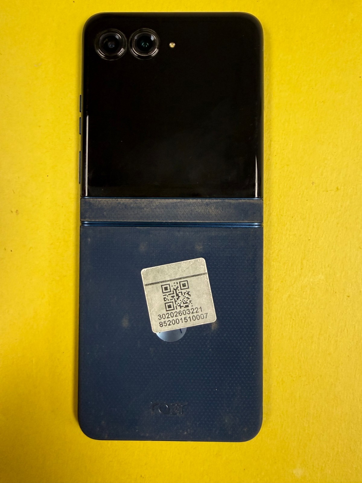 Motorola Razr 2025 – 256GB – Sea (Unlocked) Discolor Fabric / Screen Burn