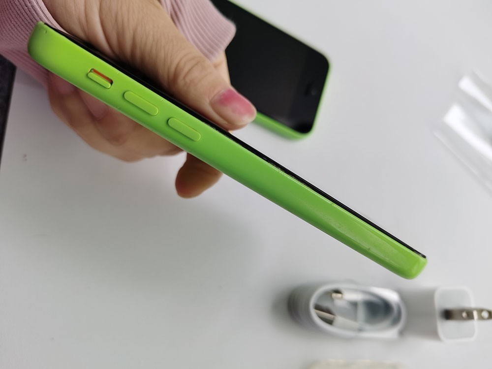 Apple iPhone 5c – 8 GB / 16 GB / 32GB – Green (Unlocked) Appearance 90% N ew