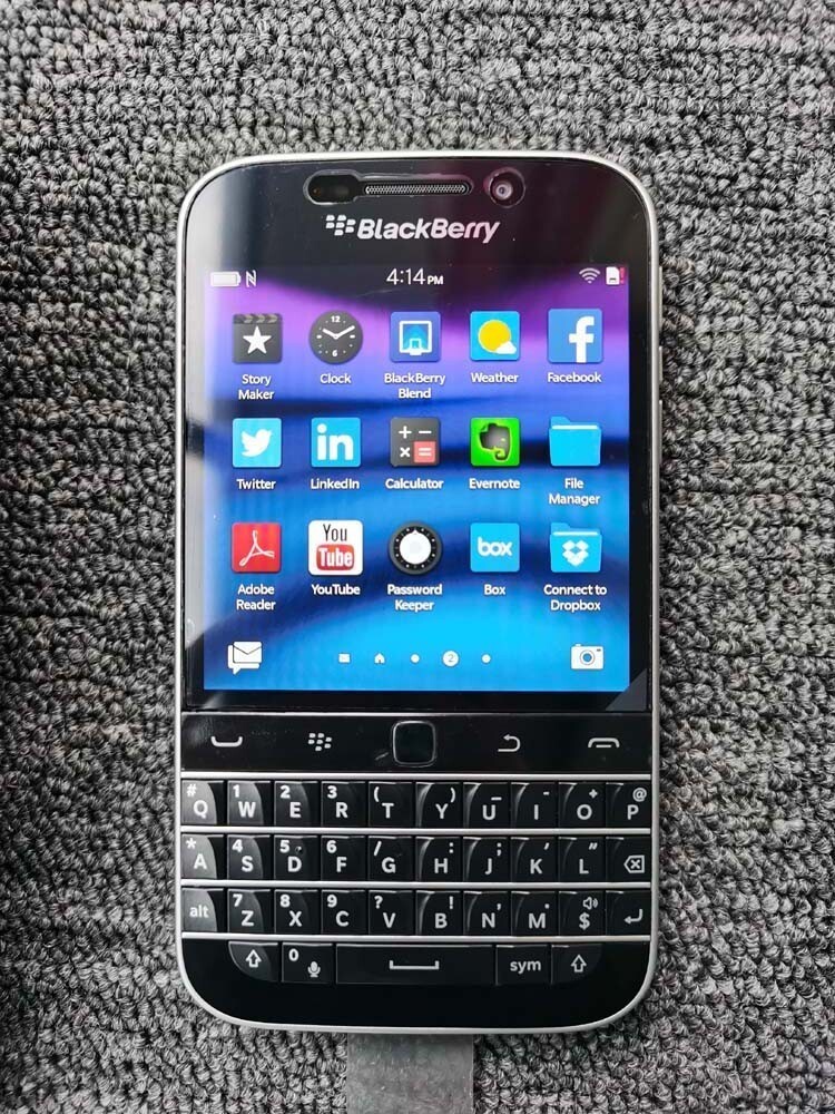 BlackBerry Classic Q20 (SQC100-2) Smart phone 16GB Unlocked GSM 4G LTE Keyboard