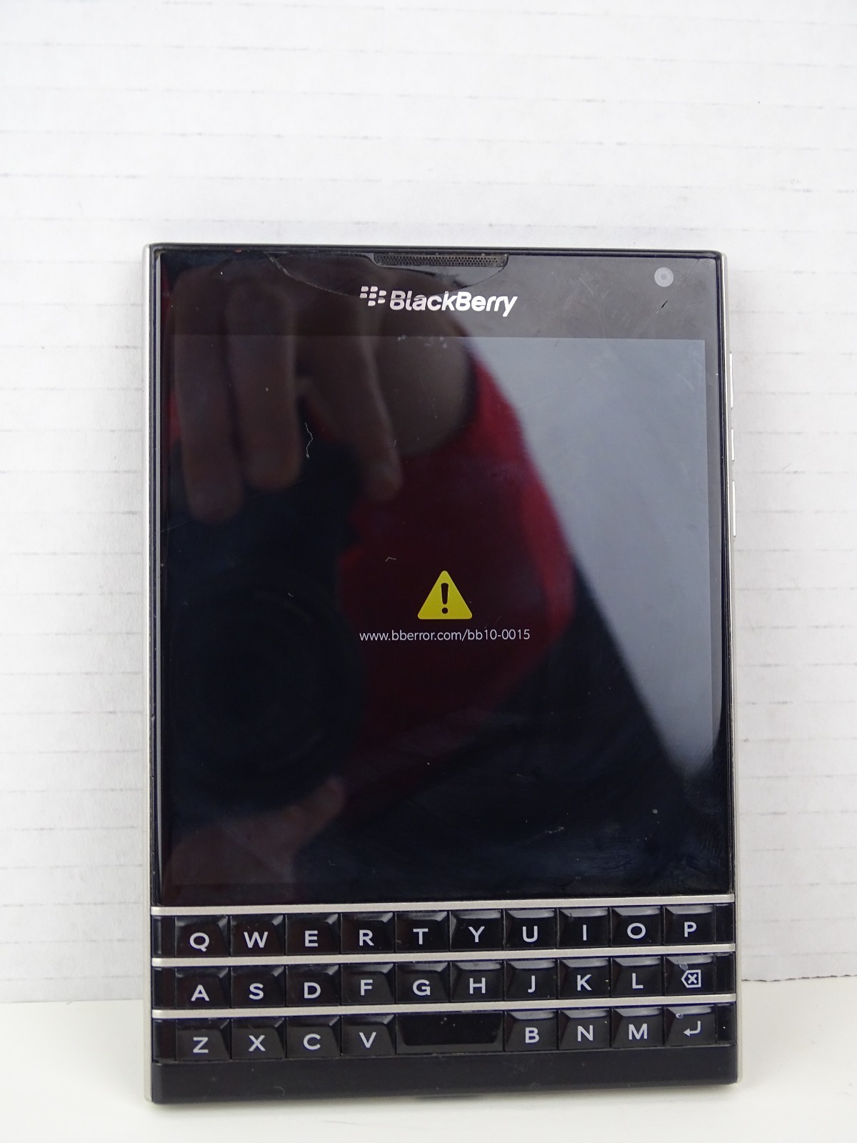BlackBerry Passport – 32 GB – Black Cracked Screen BB10-0015 Error