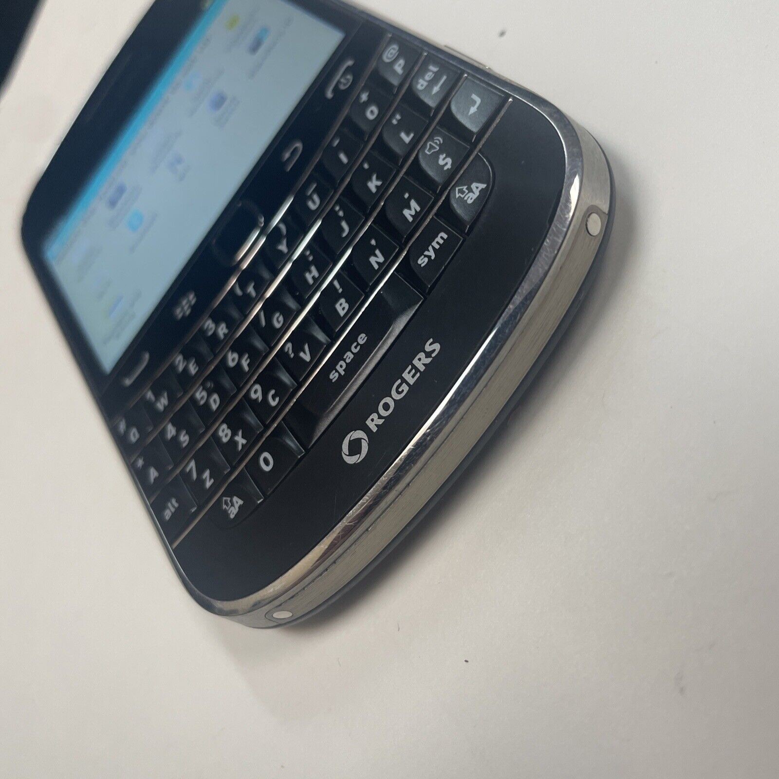 BLACKBERRY BOLD 9900 – 8GB – cell phone (No battery. carrier: Rogers, Fido)